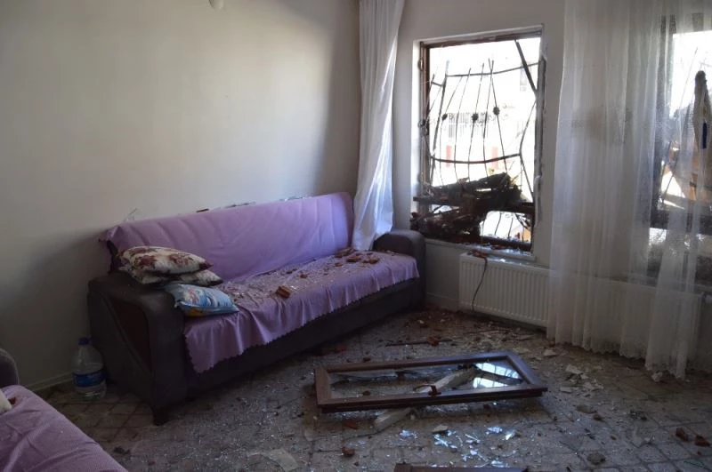 Uçan çatı dairenin camlarına çarptı: 1 yaralı
