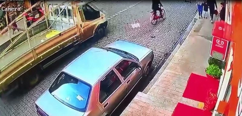 Kamyonet bisikletliye çarptı: Kaza anı kamerada
