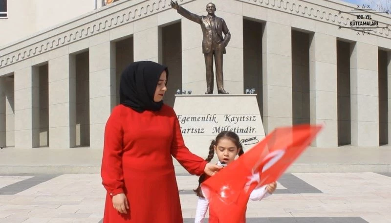 Çocukluğunda hayal ettiği klibi İstiklal Marşı’nın 100. yıl dönümünde çekti
