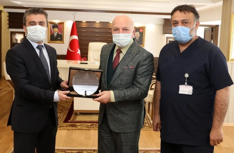 İl Sağlık Müdürü Bedir’den Başkan Sekmen’e teşekkür plaketi
