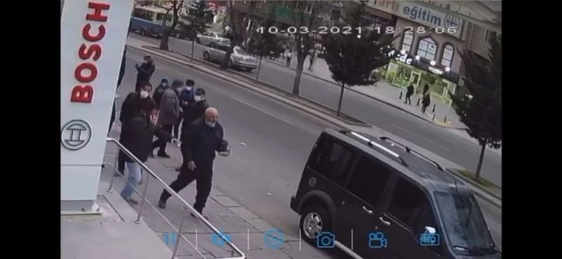 Kız çocuğunu taciz ettiği iddia edilen yaşlı adamın kaçışı güvenlik kamerasına yansıdı