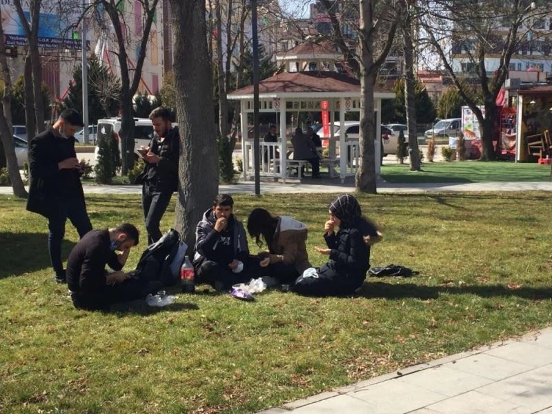 Tokat’ta güneşli hava pandemi önlemlerini unutturdu

