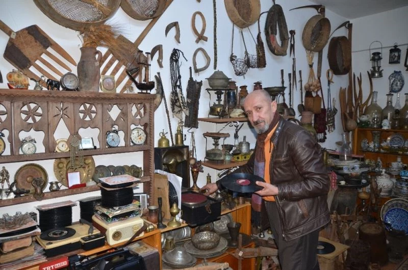 Bisküvi kutusuyla başlayan antika merakı 5 bine yakın antikayla müzeye dönüştü
