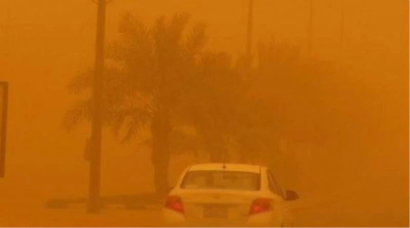 Suudi Arabistan’ı kum fırtınası vurdu, gökyüzü turuncuya büründü
