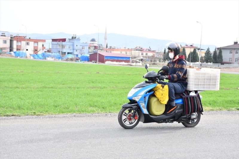 Üniversiteli genç, sokak hayvanları için aldığı motosikletiyle 
