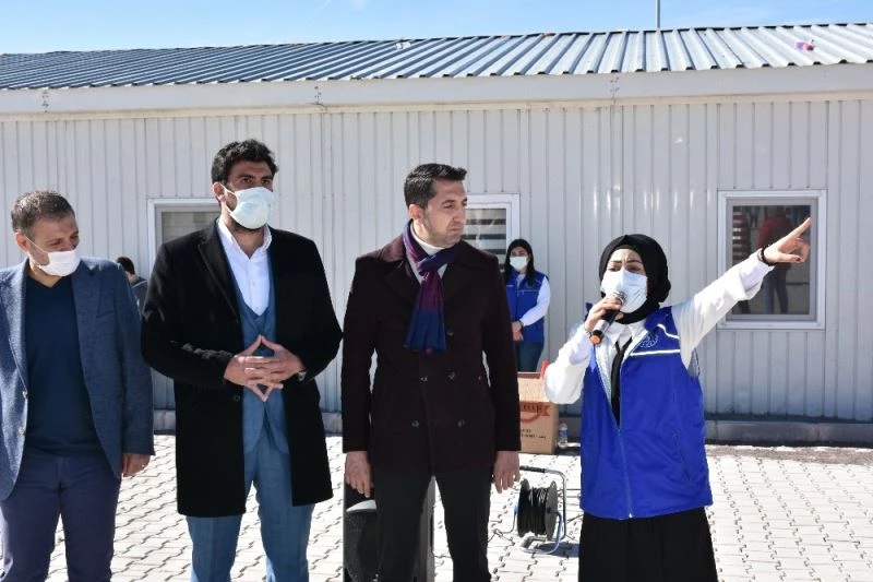 İstiklal Marşı’nın 10 kıtasını ezbere okuyan  Suriyeli Aye, duygulandırdı
