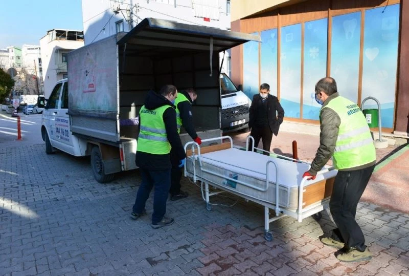 Yıldırım Belediyesi’nden 120 yaşındaki Emine Teyzeye hasta yatağı yardımı
