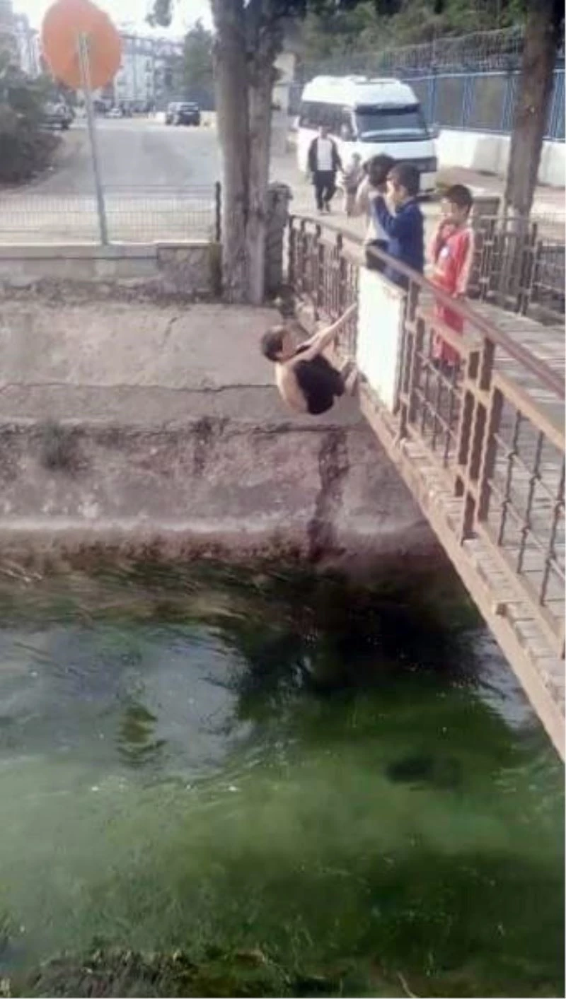 Çocuğun tehlikeli kanal eğlencesini hem kaydetti, hem de ‘maşallah’ diyerek destekledi
