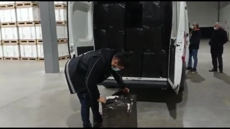 İzmir’de milyonlarca sigara kağıdı ele geçirildi
