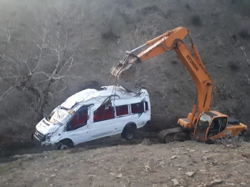 Batman’da 2 kardeşe mezar olan minibüs yuvarlandığı uçurumdan 4 gün sonra çıkarıldı
