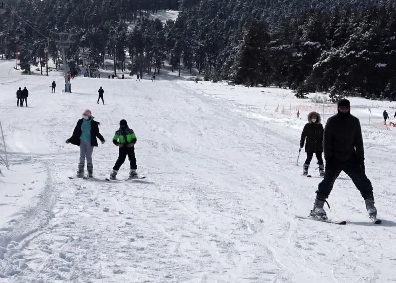 Yalnızçam’da pistler kayakseverlerle doldu
