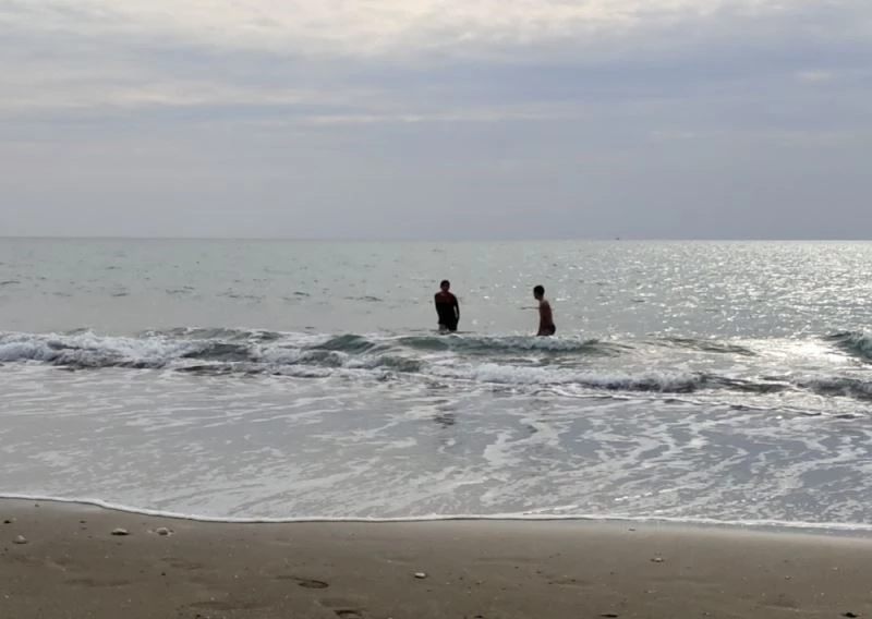 Soğuğa aldırmadan sahilde yüzdüler
