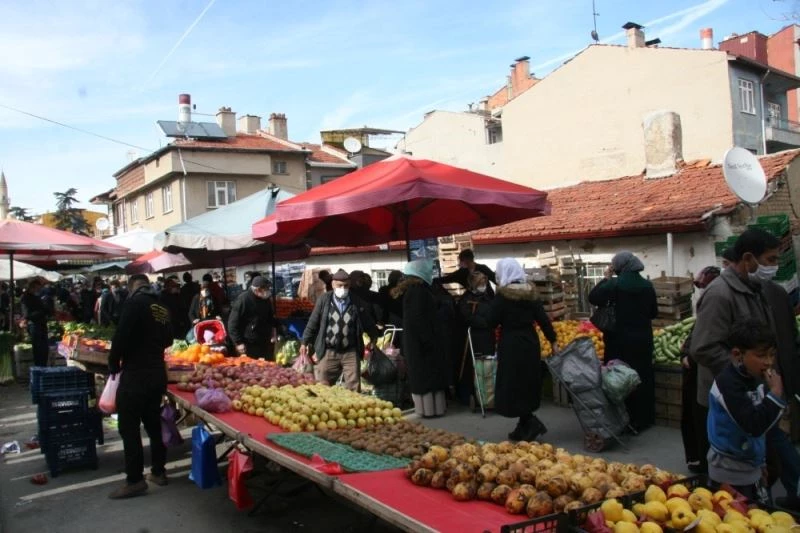 Normalleşme süreci hafta sonu pazarların açılması vatandaş ve esnafı memnun etti
