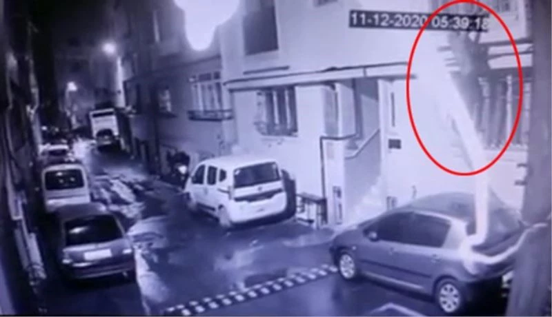 Pencere korkuluklarından tırmanıp eve giren hırsız kamerada
