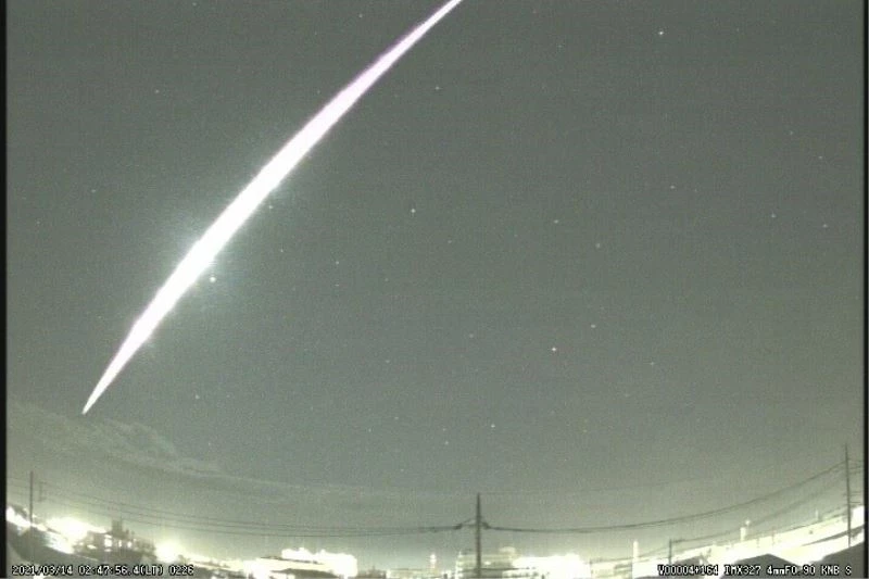 Japonya’da ateş topuna dönen göktaşı gökyüzünü aydınlattı
