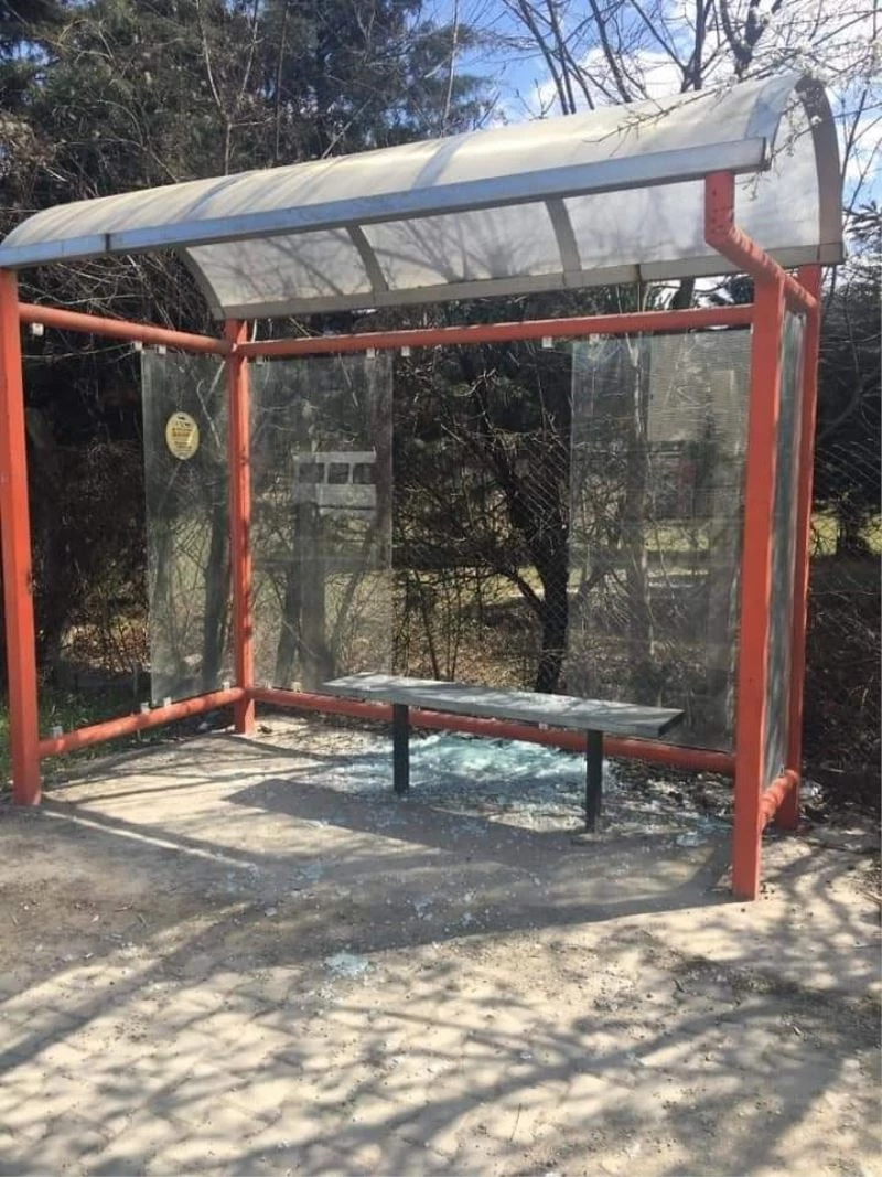 Devrek’te dolmuş duraklarının camlarını kırdılar
