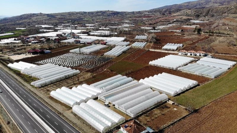 ’Küçük Antalya’ olarak anılıyor, köyün tamamına yakını sera ile kaplı
