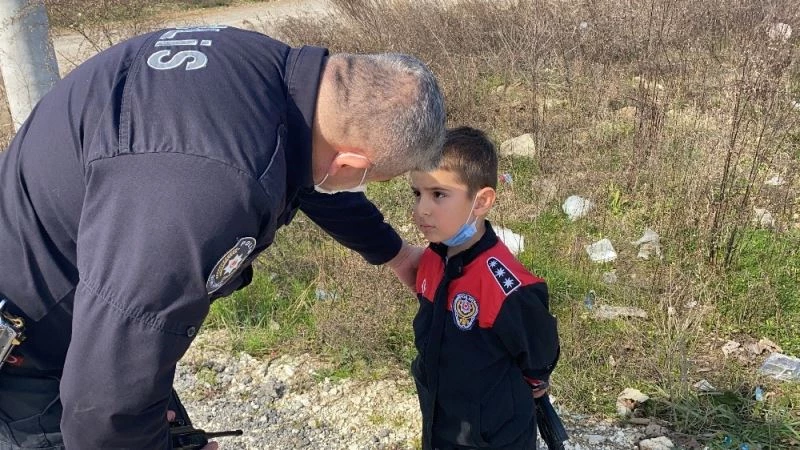 Sokakta olay olduğunu sanan minik, polis kıyafeti ile sokağa çıktı
