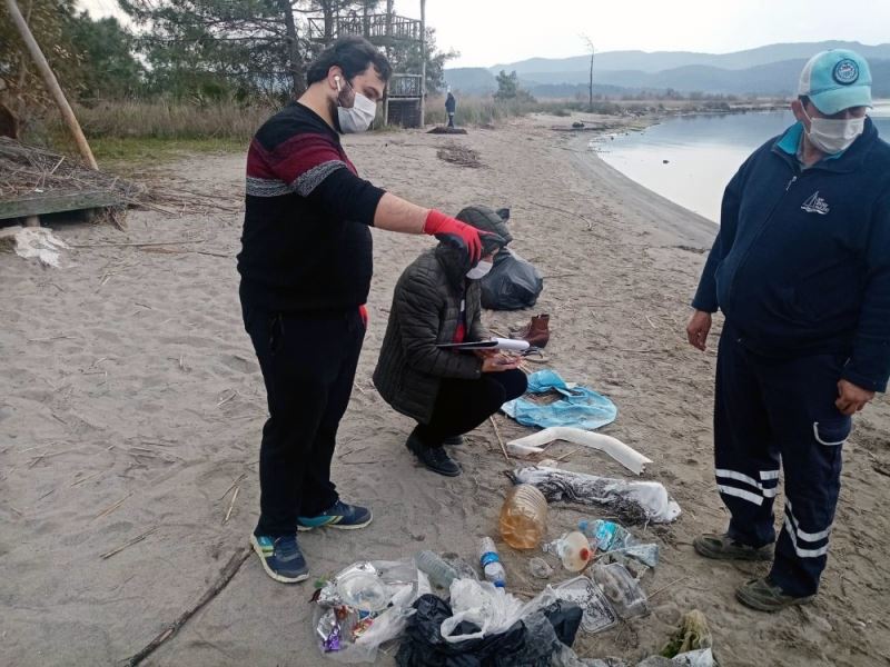 TÜRÇEV Akyaka’da plaj temizliği yaptı
