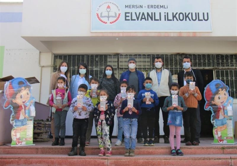 Eczacılardan öğrencilere maske ve dezenfektan desteği
