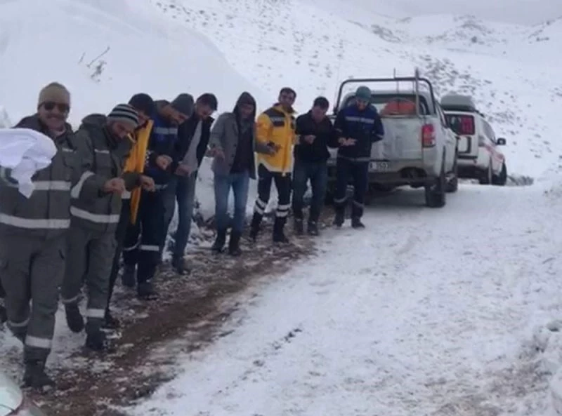 Kar nedeni ile kapanan yolun açılmasını halay çekerek beklediler

