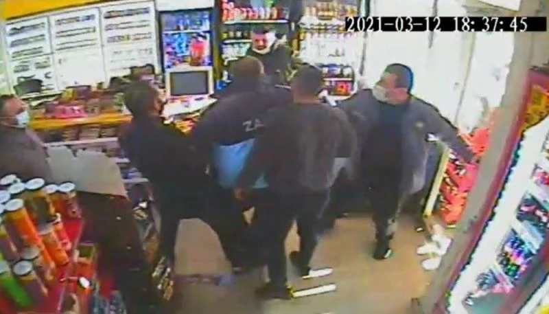 Marketteki alacak verecek kavgasında yumruklar konuştu
