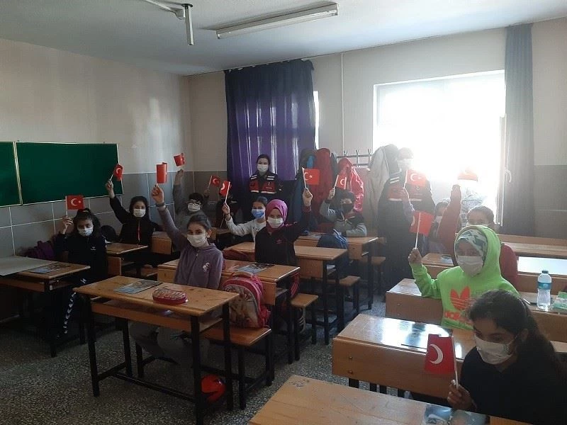 Jandarma ekipleri okullardaki öğrencileri bilgilendiriyor
