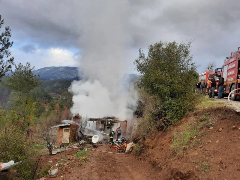 Kaçak elektriği kesilince evini yaktı
