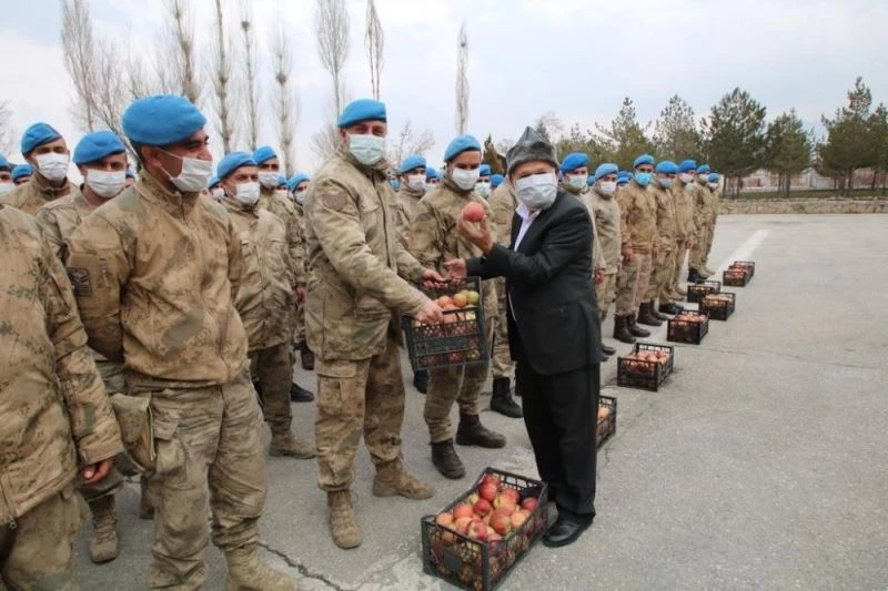 Elmacı Dede’den kahraman komandolara ikram
