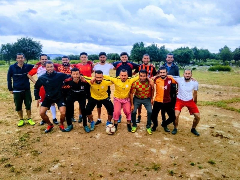 Futbol aşkıyla taşlı araziyi temizleyip sahaya dönüştürdüler
