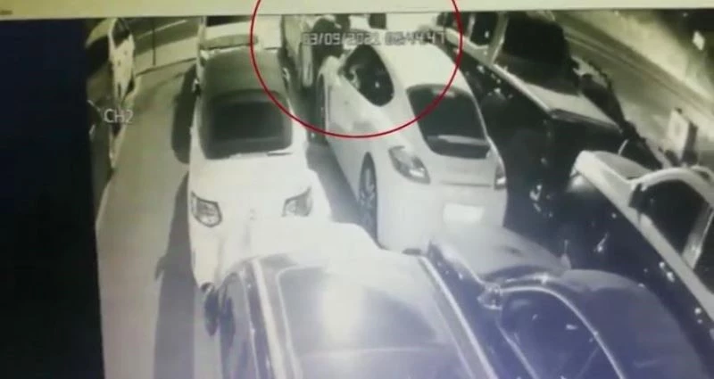 Kartal’da ’otomobilden far hırsızlığı’ kamerada
