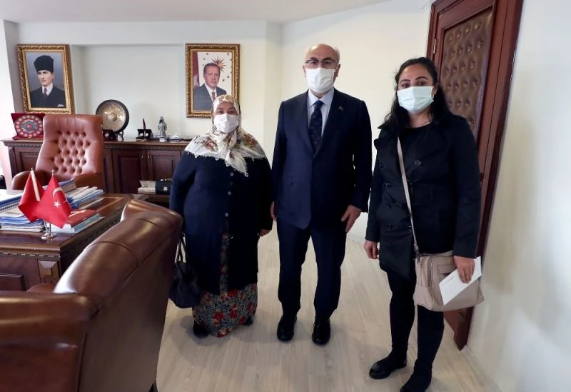 İzmir’de selden zarar gören vatandaşlara nakdi yardım dağıtılmaya başlandı
