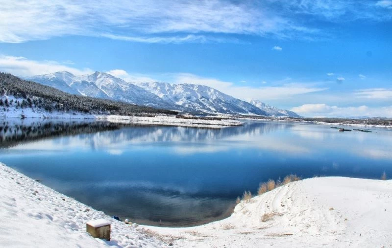 Adatepe Barajı doğal güzelliğiyle ilgi çekiyor
