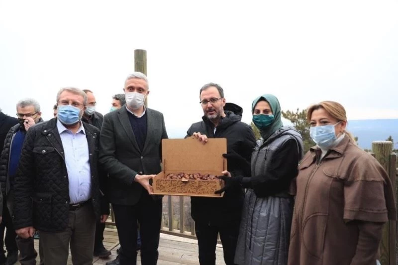 Başkan Biçer’den Bakan Kasapoğlu’na Simav kestanesi ikramı
