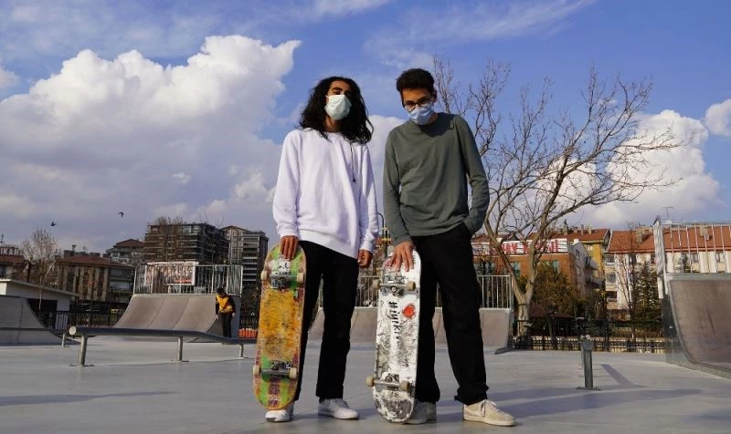 Keçiören’de kaykayını alan parkura koştu
