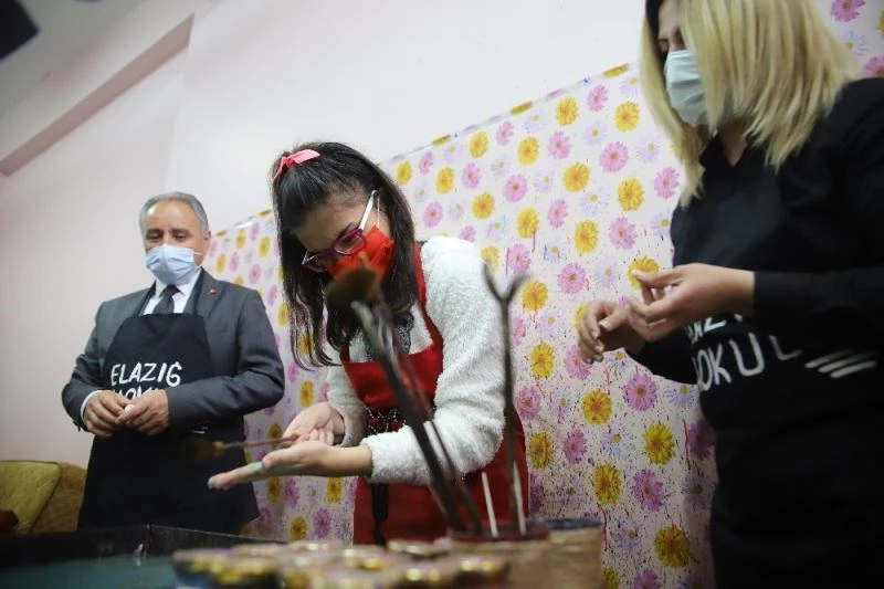 Sanatla buluşan özel çocuklar ve anneleri hayatlarına renk kattı

