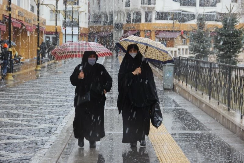 Mart ayında yağan lapa lapa kar güzel görüntüler oluşturdu, yüksek kesimler beyaza büründü
