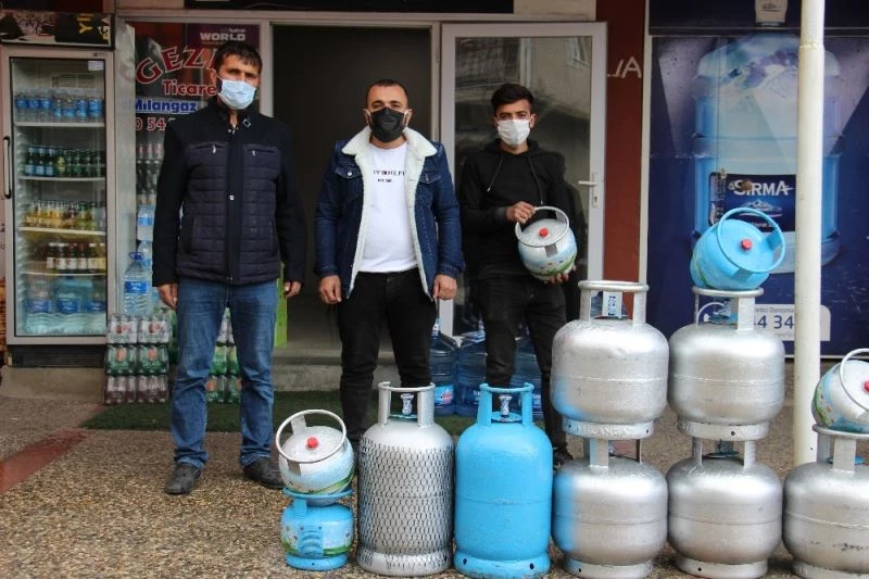 Araba bagajında getirdiği paralarla veresiye borçlarını kapattı
