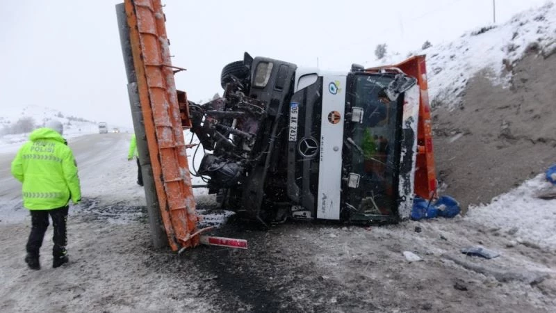 Sivas’ta kar kürüme aracı devrildi: 2 yaralı
