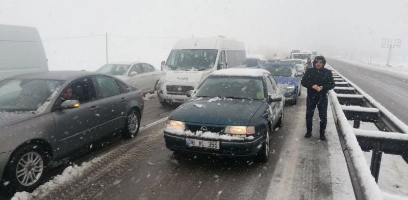 Karda makas atan mermer yüklü tır, ulaşımın aksamasına neden oldu
