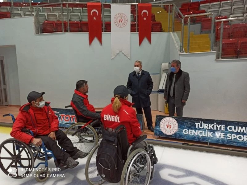 Tekerlekli Curlingte ikili kamp
