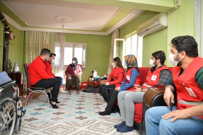 Doğuştan engelli 3 çocuğuna fedakarca bakan Kahramanmaraşlı anneye Türk Kızılay