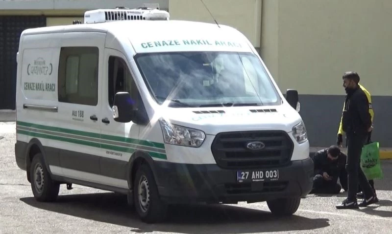 Benzinle ateşi tutuşturmak isterken kendini yaktı
