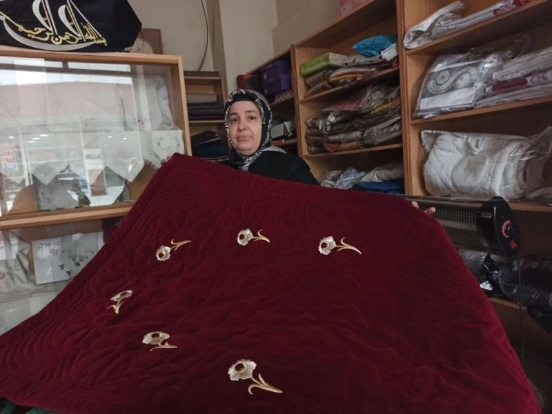 Osmanlı motiflerini ilmek ilmek işliyor
