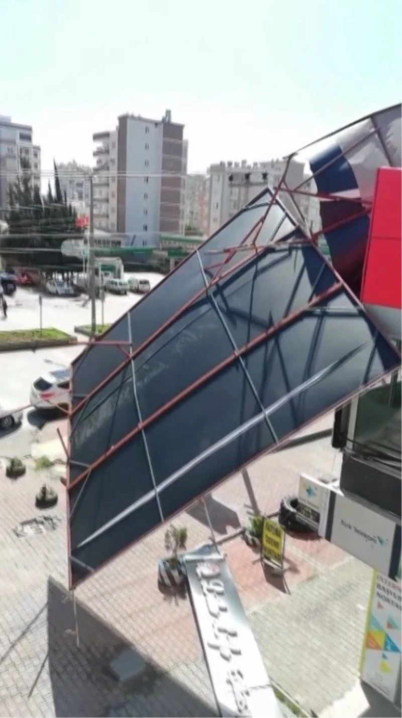 Fırtına dev tabelayı devirdi, şans eseri yaralanan olmadı
