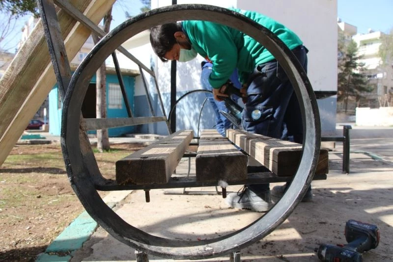 Parklardaki banklarda  geri dönüşüm çalışması
