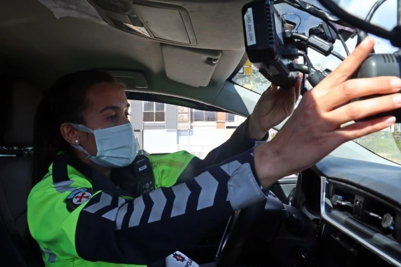 (Özel) Türkiye’nin tek kadın radar polisi Antalya’da hıza geçit vermiyor
