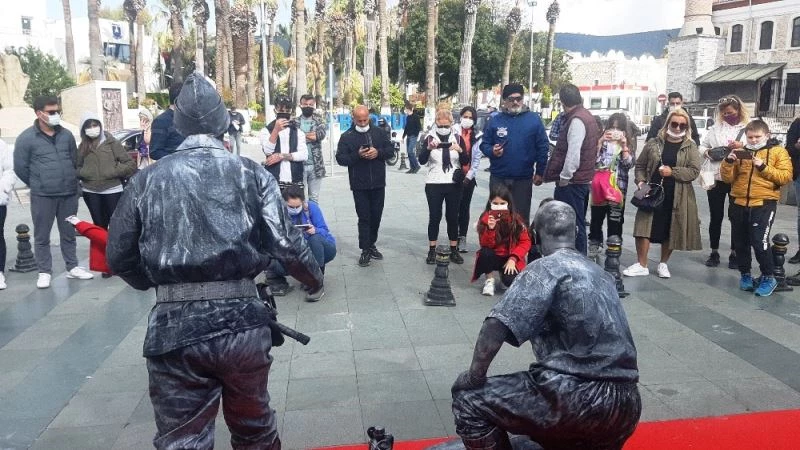 Seyit onbaşının heykeli bir anda canlanınca herkes şok oldu
