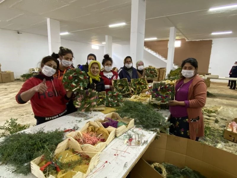 Pandemi döneminde satamadığı çiçekleri kurutup kapı çelengi yaptı, şimdi ürün yetiştiremiyor
