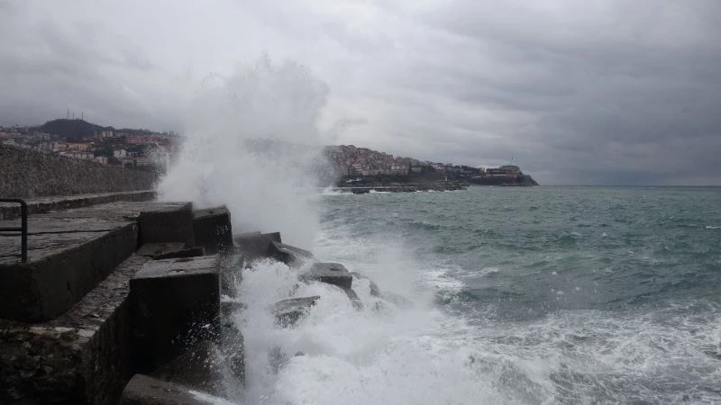 Zonguldak’ta dalgalar mendireği aştı, yük gemisi beşik gibi sallandı
